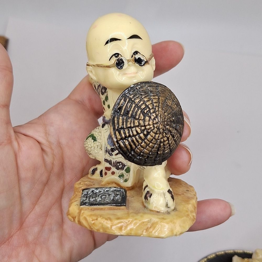 Kung fu master figurine with shield ceramic decor